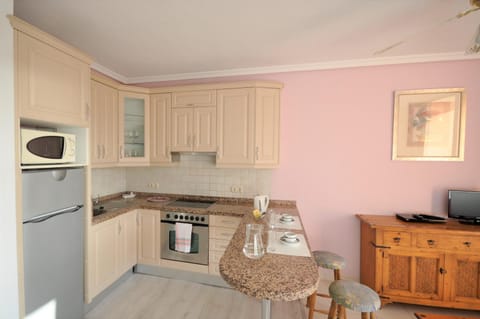 Kitchen or kitchenette, minibar