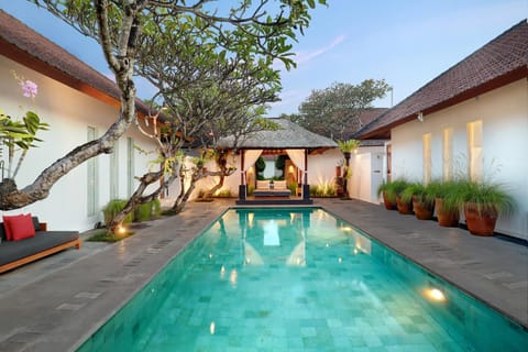 Property building, Swimming pool, Swimming pool