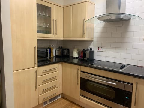 Coffee/tea facilities, Kitchen or kitchenette, oven, stove, toaster