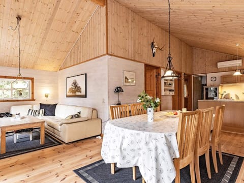 6 person holiday home in Bl vand House in Blåvand