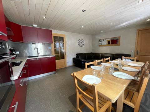 Kitchen or kitchenette, Living room, Seating area, Dining area, minibar, pet friendly, stove