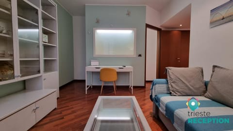 Living room, Seating area, Guests, hair dresser