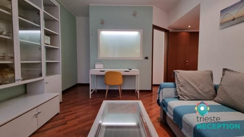 Living room, Seating area, Guests, hair dresser