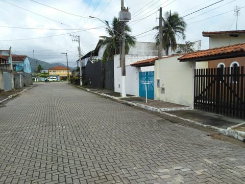 Facade/entrance, Neighbourhood