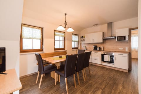 Kitchen or kitchenette, Seating area