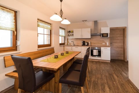 Kitchen or kitchenette, Seating area, Dining area