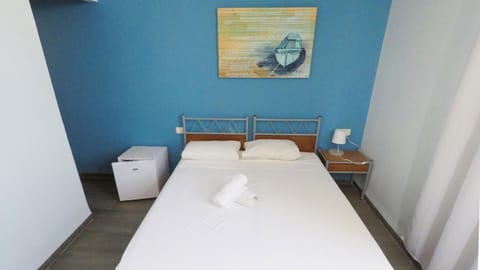 Bed, Photo of the whole room, Decorative detail, Area and facilities