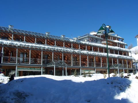 Property building, Facade/entrance, Day, Winter