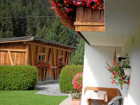 Facade/entrance, Day, Garden, Balcony/Terrace, Autumn, On site, Garden view