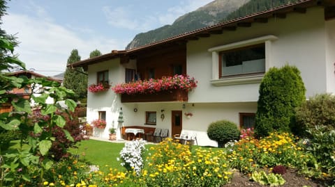 Property building, Facade/entrance, Day, Summer, Garden, Balcony/Terrace, On site, Garden view