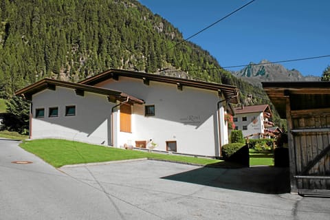 Property building, Day, Summer, Garden, View (from property/room), On site, Area and facilities