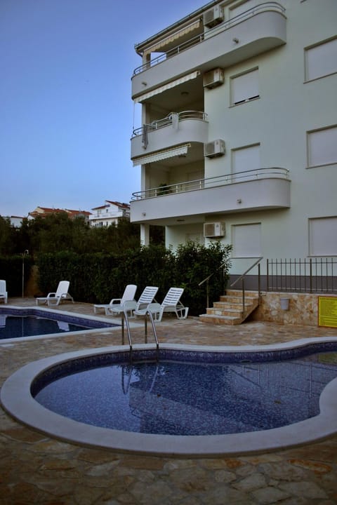 Swimming pool, Swimming pool