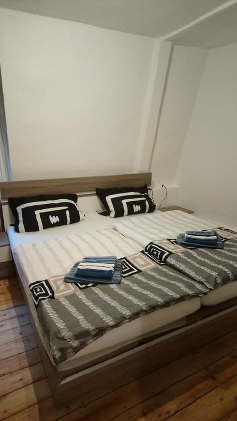 Bed, Bedroom, towels