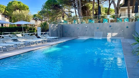 Swimming pool, sunbed