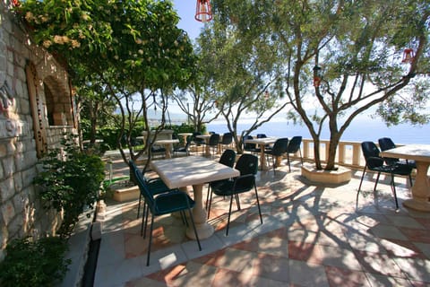 Restaurant/places to eat, Restaurant/places to eat, View (from property/room), On site, Sea view