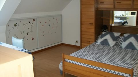 Photo of the whole room, Bedroom