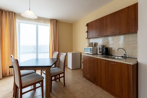 Coffee/tea facilities, Kitchen or kitchenette, Dining area, minibar, toaster