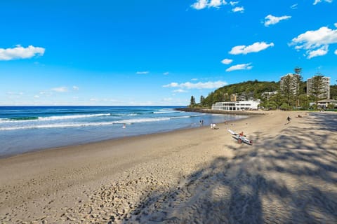 Pacific Regis Beachfront Holiday Apartments Aparthotel in Burleigh Heads