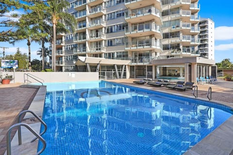 Pacific Regis Beachfront Holiday Apartments Apart-hotel in Burleigh Heads