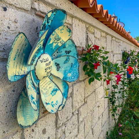 Day, Decorative detail