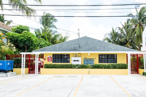 Brownstone Guesthouses Seabeach Apartment in Nassau