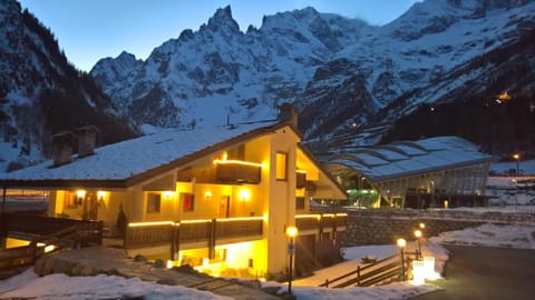 Property building, Facade/entrance, Winter