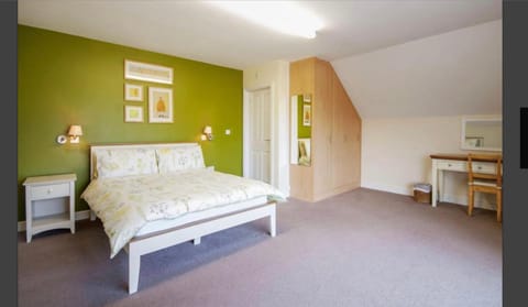 Property building, Bed, Bedroom