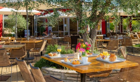 Restaurant/places to eat, Lounge or bar