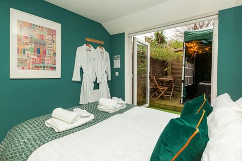 SoHot Stays Stylish & Cosy with Hot Tub & Log Burner, Margate Copropriété in Margate