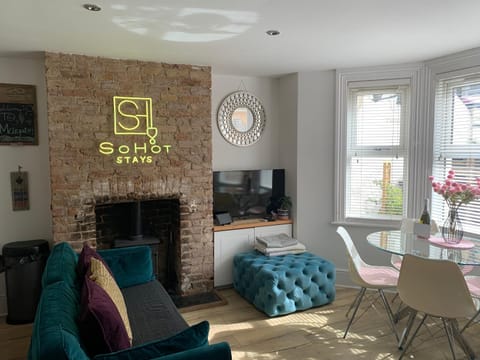 SoHot Stays Stylish & Cosy with Hot Tub & Log Burner, Margate Copropriété in Margate