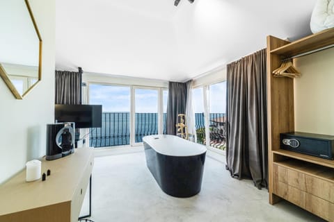 Living room, Sea view, Sunrise, Bath, VIP