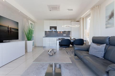 TV and multimedia, Kitchen or kitchenette, Seating area