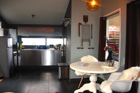 Garden House, Private studio apartment with wifi and free parking for 1 car Condo in Amsterdam
