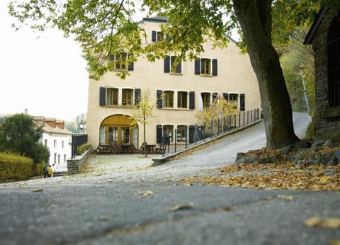 Property building, Facade/entrance, Day, Neighbourhood