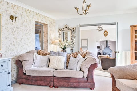 Polean Farm Old Farmhouse - With Large Jacuzzi, Games Room, Near the Sea and with Free Access to a Nearby Pool House in England