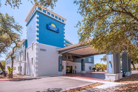 Days Inn & Suites by Wyndham San Antonio North/Stone Oak Hotel in San Antonio