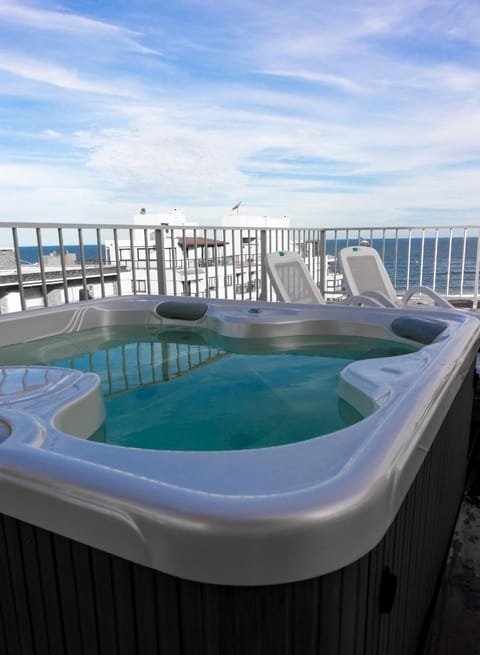 Hot Tub, Solarium