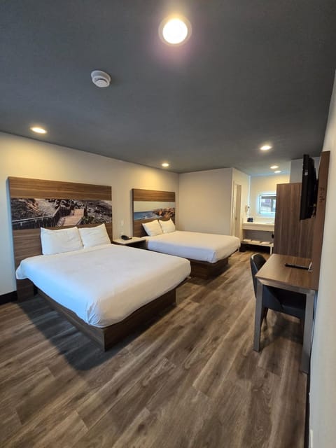 Bed, TV and multimedia, Bedroom