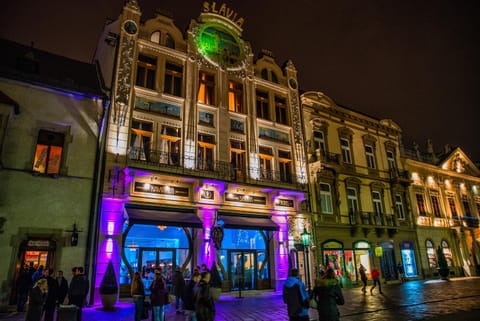 Property building, Nearby landmark, Restaurant/places to eat, Restaurant/places to eat, Facade/entrance, Night, Property logo or sign, Neighbourhood, Balcony/Terrace, On site, Landmark view, Street view