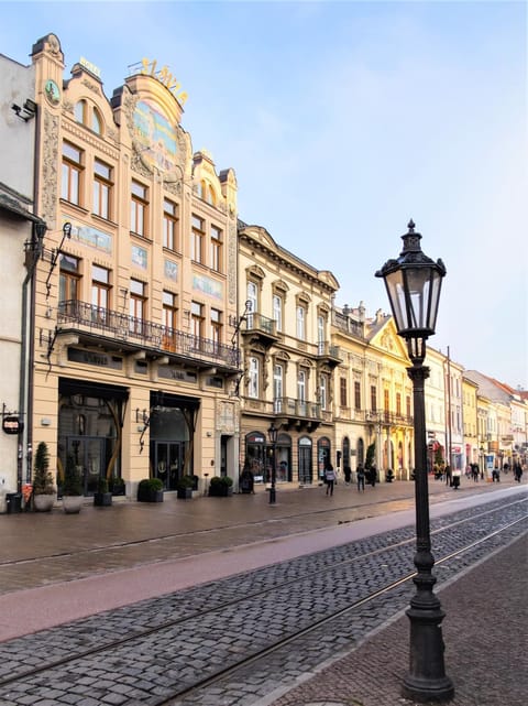 Property building, Restaurant/places to eat, Facade/entrance, Off site, Neighbourhood, City view, Landmark view, Street view, Shopping Area