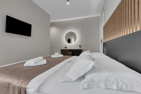 Bed, TV and multimedia, Photo of the whole room, Decorative detail, Bedroom, towels