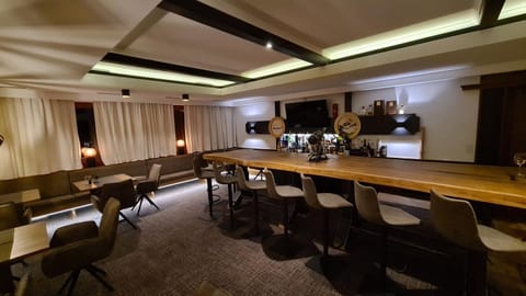 Restaurant/places to eat, Lounge or bar