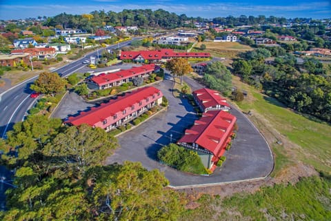 Property building, Natural landscape, Bird's eye view, City view, Location, Parking