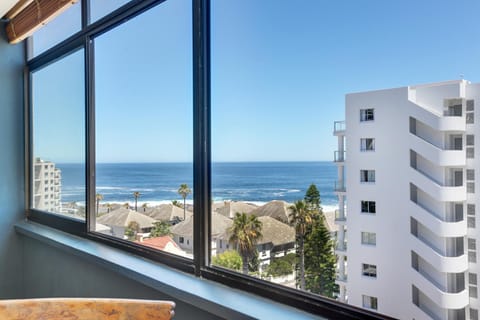 Backup-Powered Bantry Bay View 2 Bed Apartment Condominio in Sea Point