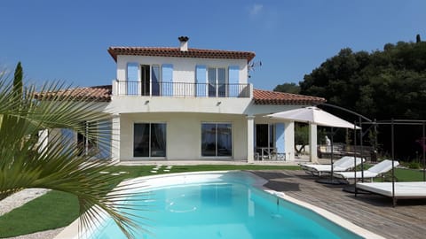 Pool view, Family