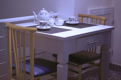 Coffee/tea facilities, Kitchen or kitchenette, Dining area