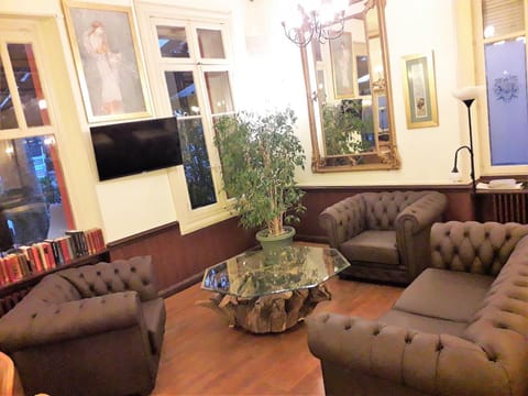 Communal lounge/ TV room, Library