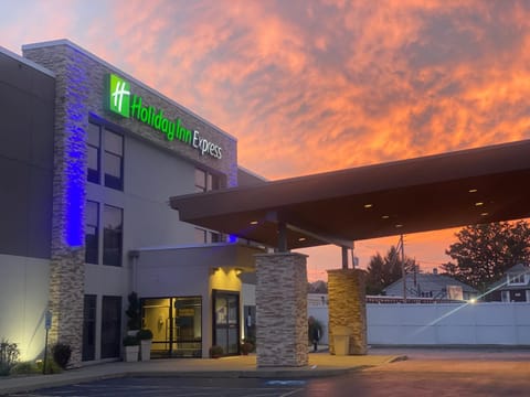 Property building, Facade/entrance, Sunrise, Sunset