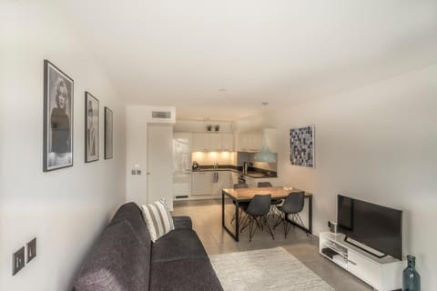 Modern 1 Bed apartment in prestigous area of Cannes a short walk to the Croisette and the Palais 1903 Apartment in Cannes