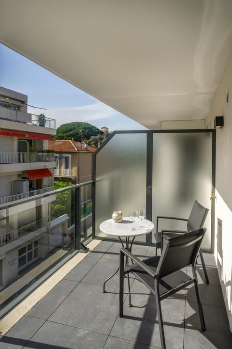 Modern 1 Bed apartment in prestigous area of Cannes a short walk to the Croisette and the Palais 1903 Apartment in Cannes